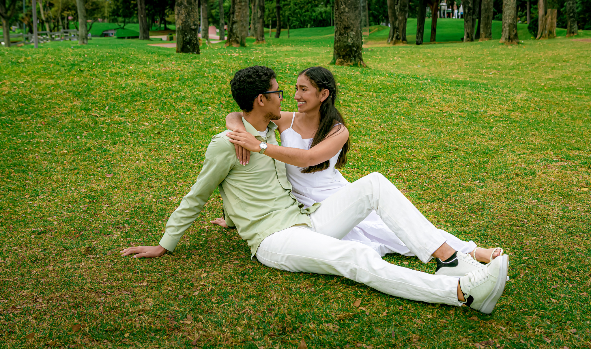 Andrea y Samuel caminando